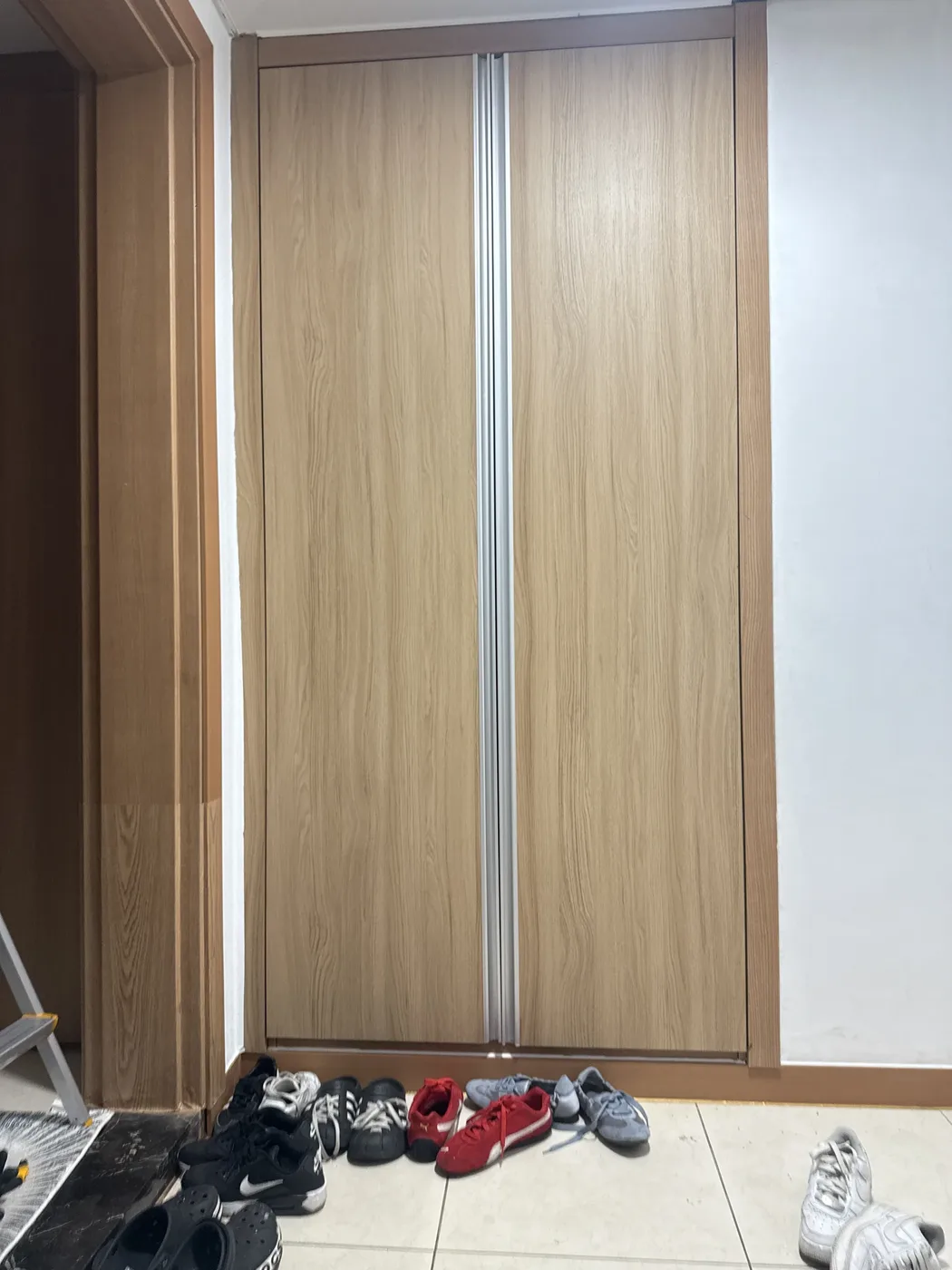 새 문짝 설치를 마친 신발장 실제 사진