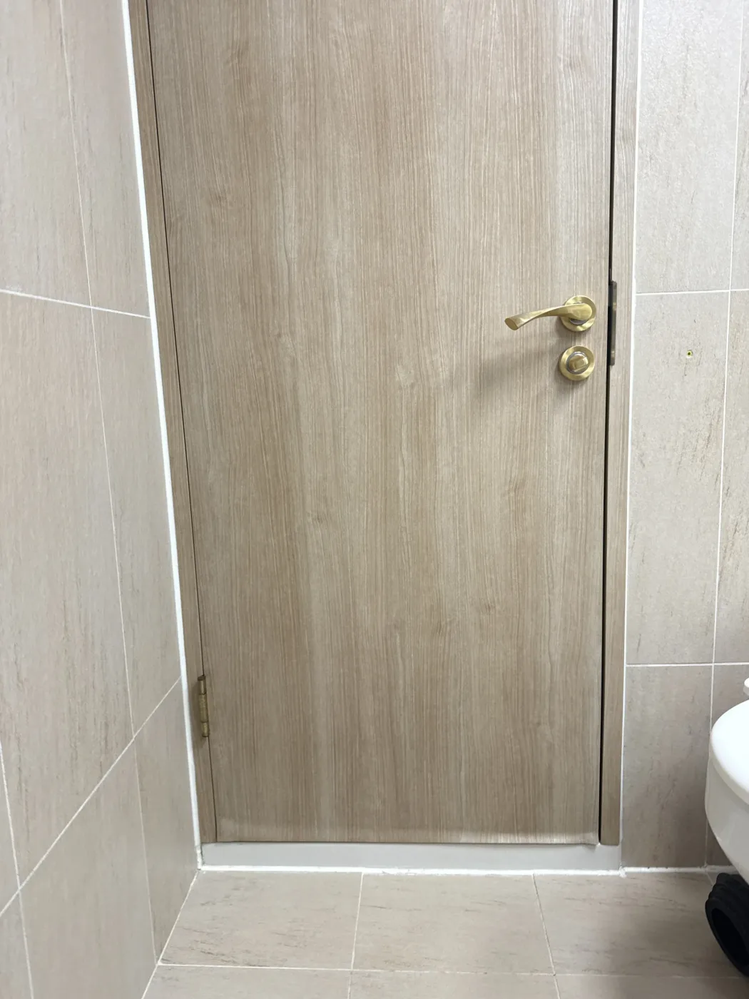 안방화장실 인접 문 실제 작업 현장