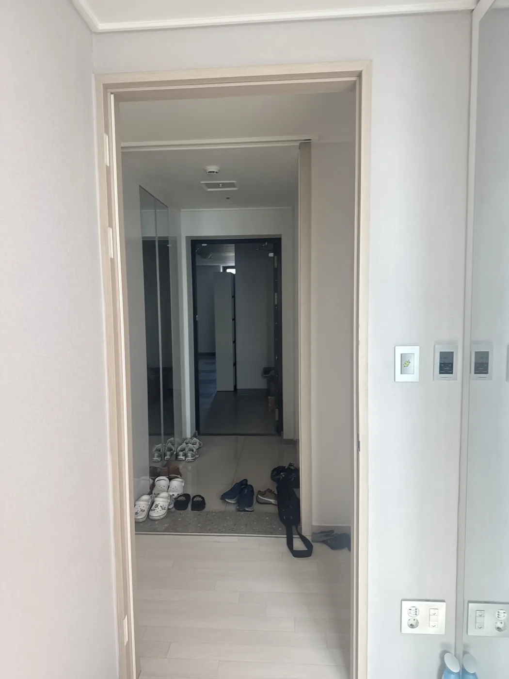 세로로 갈라져 철거된 방문 자리 실제 사진