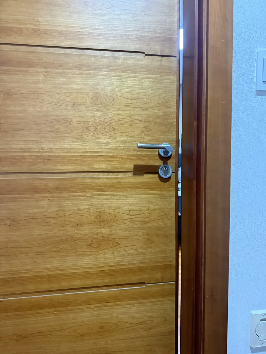 무늬목문짝수리 실제 작업 현장 1